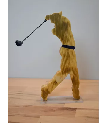 Figurine de golf en bois recyclé.