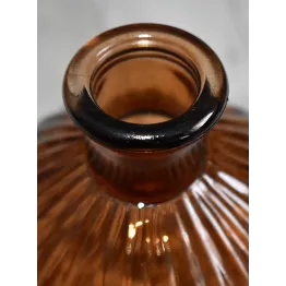 Petit vase en verre strié, rond de couleur Cognac