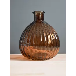 Petit vase en verre strié, rond de couleur Cognac