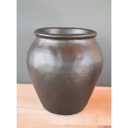 Pot en terre cuite décoration de couleur noire
