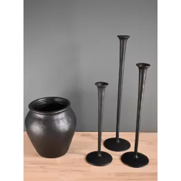 Pot en terre cuite décoration de couleur noire