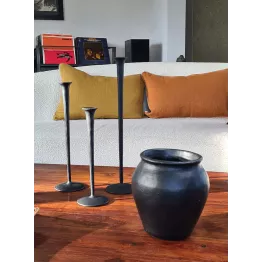 Pot en terre cuite décoration de couleur noire