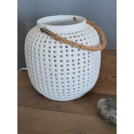 Petite lampe blanche ronde ajourée