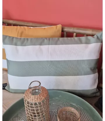 A larges rayures, traitée anti UV et déperlante cette housse de coussin pour jardin est parfaite pour votre terrasse,