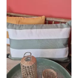A larges rayures, traitée anti UV et déperlante cette housse de coussin pour jardin est parfaite pour votre terrasse,