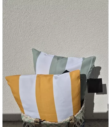 A larges rayures, traitée anti UV et déperlante cette housse de coussin pour jardin est parfaite pour votre terrasse,