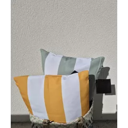 A larges rayures, traitée anti UV et déperlante cette housse de coussin pour jardin est parfaite pour votre terrasse,