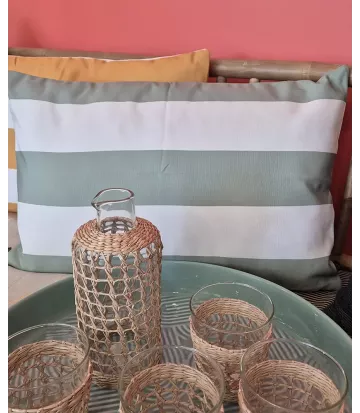 A larges rayures, traitée anti UV et déperlante cette housse de coussin pour jardin est parfaite pour votre terrasse,