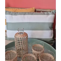 A larges rayures, traitée anti UV et déperlante cette housse de coussin pour jardin est parfaite pour votre terrasse,