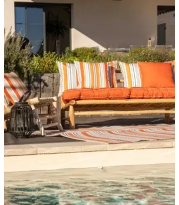 Rayures et couleurs vives font de ce coussin extérieur canapé un atout charme