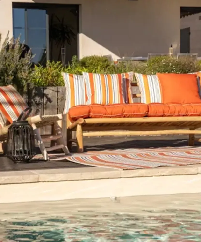 Rayures et couleurs vives font de ce coussin extérieur canapé un atout charme