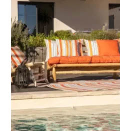 Rayures et couleurs vives font de ce coussin extérieur canapé un atout charme