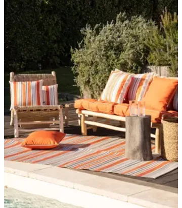 Rayures et couleurs vives font de ce coussin extérieur canapé un atout charme