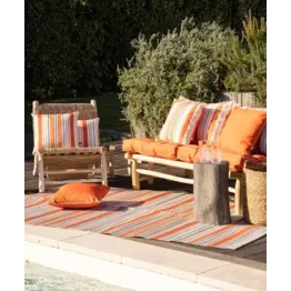 Rayures et couleurs vives font de ce coussin extérieur canapé un atout charme
