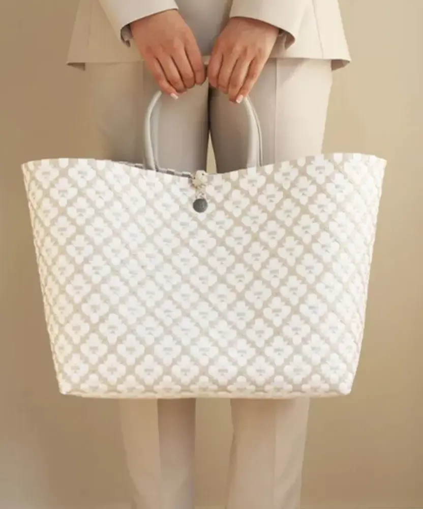 Design moderne et élégance chic et décontractée avec ce cabas Handed By