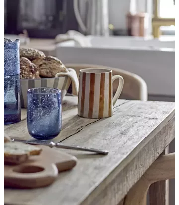 Pratique et élégant, ce mug rayé peint à la main apporte chaleur et réconfort