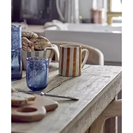 Pratique et élégant, ce mug rayé peint à la main apporte chaleur et réconfort