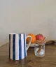 Elégant et pratique ce mug grès à rayures bleues et blanches va vous séduire