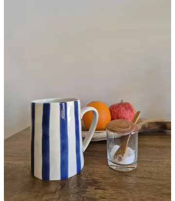 Elégant et pratique ce mug grès à rayures bleues et blanches va vous séduire