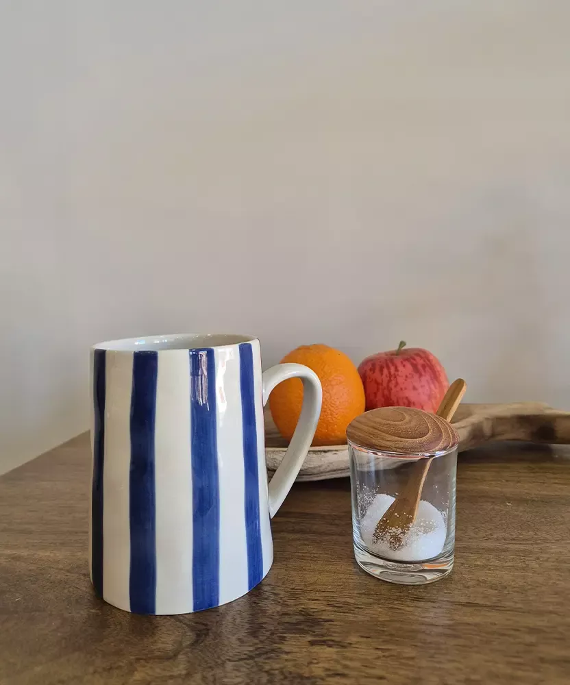 Elégant et pratique ce mug grès à rayures bleues et blanches va vous séduire