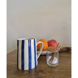 Elégant et pratique ce mug grès à rayures bleues et blanches va vous séduire