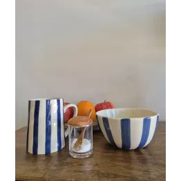 Elégant et pratique ce mug grès à rayures bleues et blanches va vous séduire