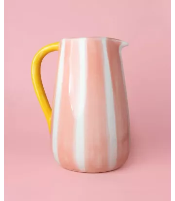 Aussi décoratif que pratique ce pichet céramique est un hymne à la joie