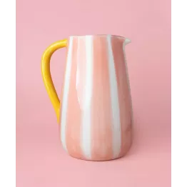 Aussi décoratif que pratique ce pichet céramique est un hymne à la joie