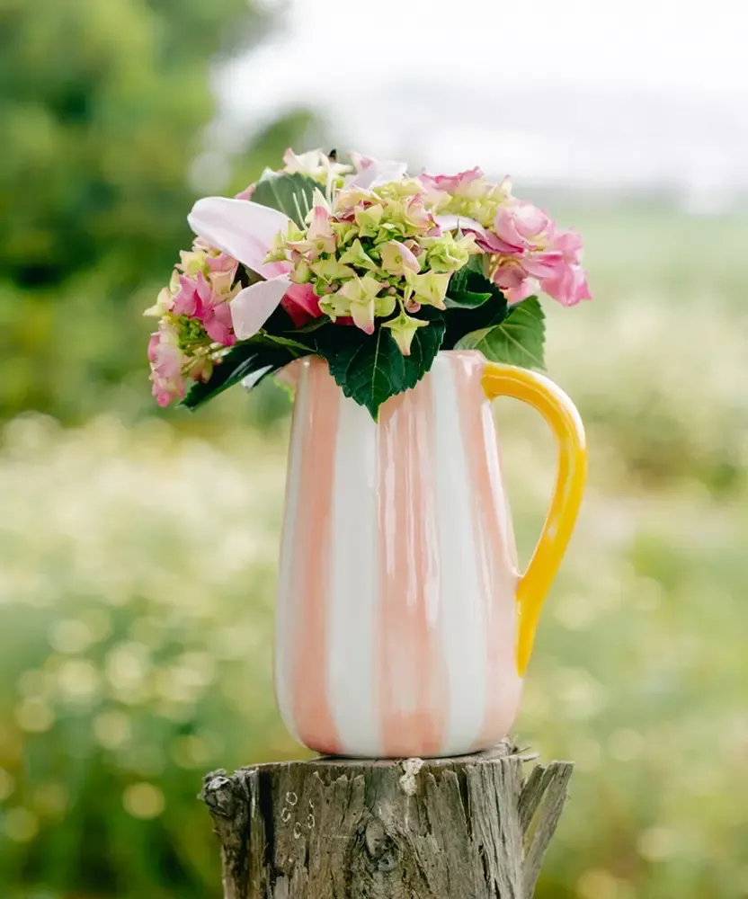 Aussi décoratif que pratique ce pichet céramique est un hymne à la joie