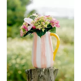 Aussi décoratif que pratique ce pichet céramique est un hymne à la joie