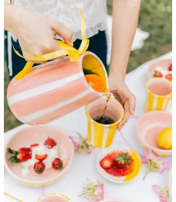 Aussi décoratif que pratique ce pichet céramique est un hymne à la joie