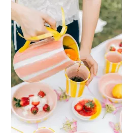 Aussi décoratif que pratique ce pichet céramique est un hymne à la joie