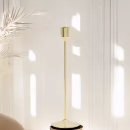 Lignes longilignes, élégance et simplicité pour ce bougeoir doré