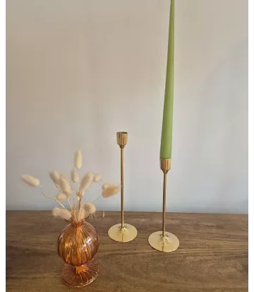 Lignes longilignes, élégance et simplicité pour ce bougeoir doré