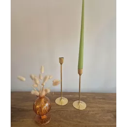 Lignes longilignes, élégance et simplicité pour ce bougeoir doré