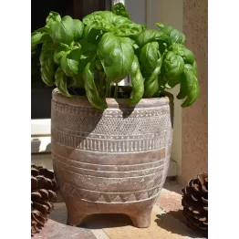 Cache pot naturel en terre cuite sur pieds modèle Evron. Modèle médium