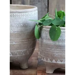 Cache pot naturel en terre cuite sur pieds modèle Evron. Modèle médium