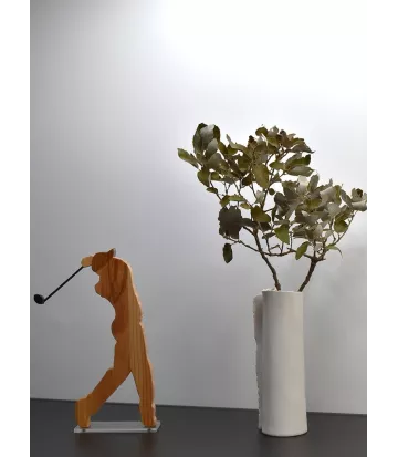 Figurine golfeur en bois recyclé.